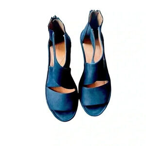 CLARKS WOMEN’S BLACK CROSS STRAP WEDGES•SIZE 8 1/2•NUBUCK LEATHER•
